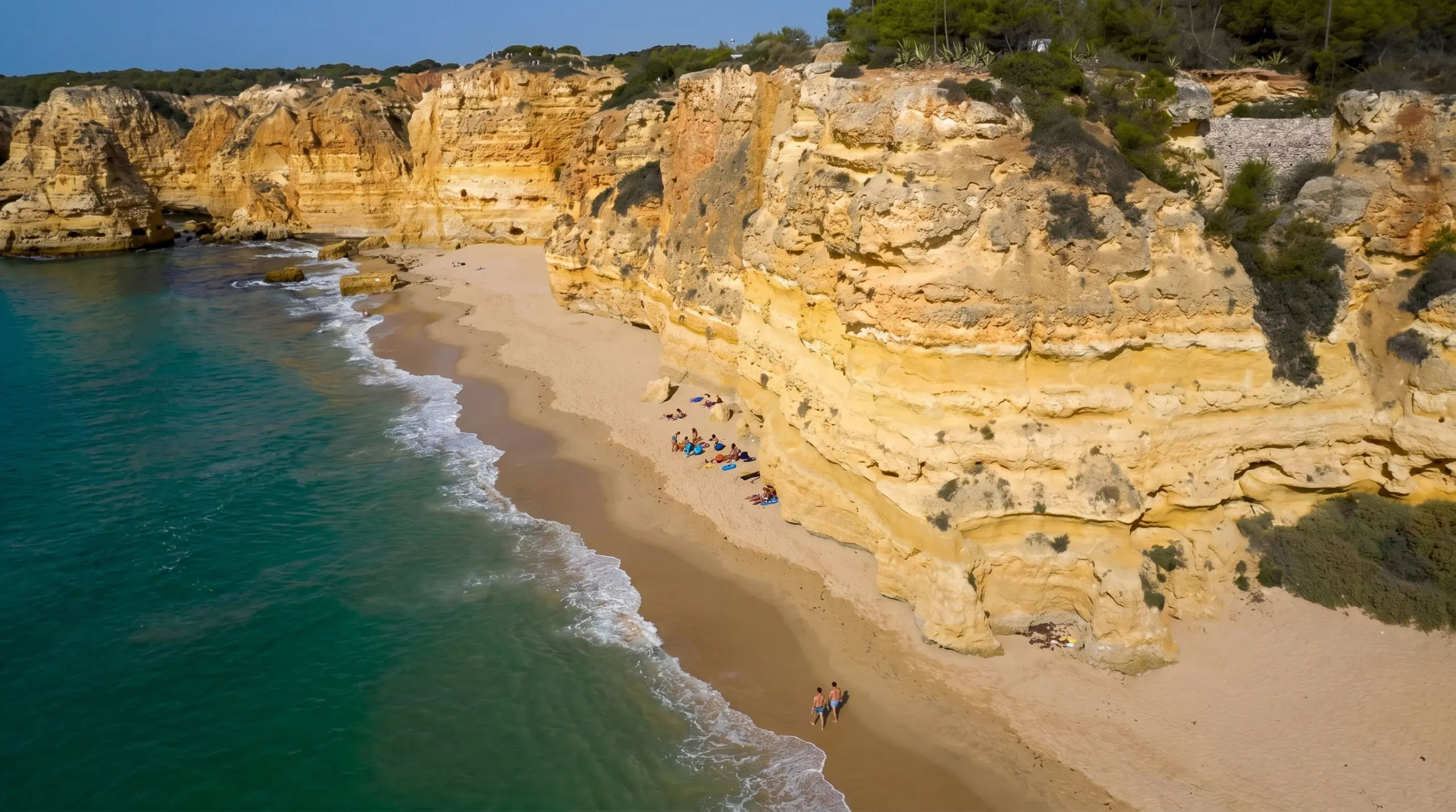 Traumhafter Strand Praia da Marinha mit Felsbögen und türkisblauem Wasser