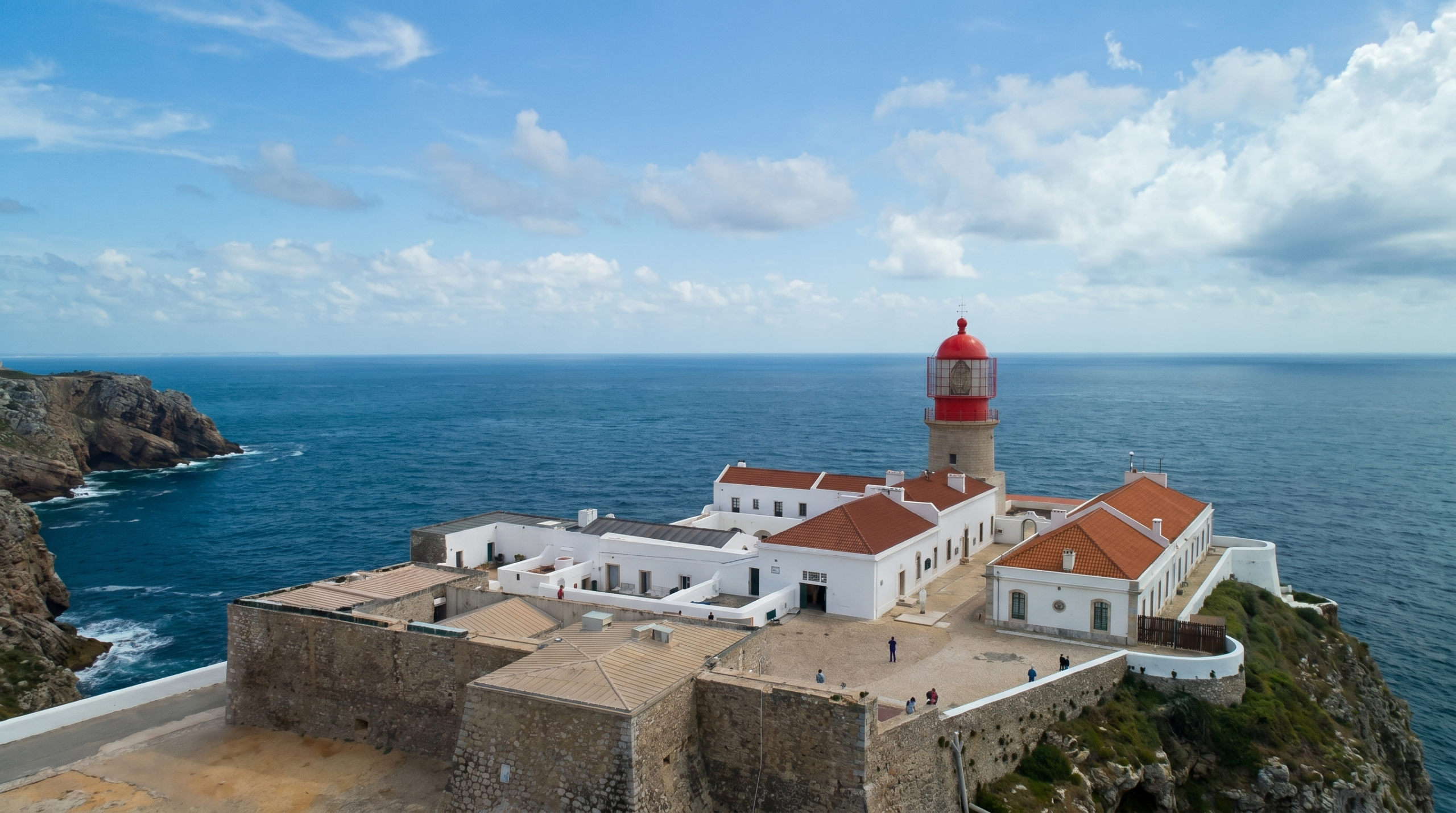 Dramatische Klippen am Cabo de Sao Vicente mit Leuchtturm beim Sonnenuntergang