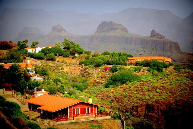Gran Canaria Landschaft mit typischen Felsformationen und üppiger Vegetation