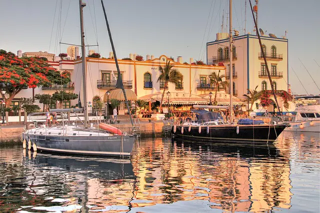Boote im Hafen von Gran Canaria mit typischer Küstenlandschaft