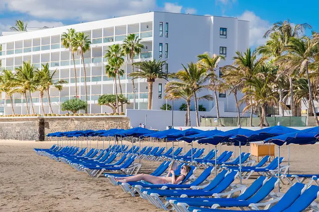 Traumstrand auf Lanzarote mit türkisfarbenem Wasser und weißem Sand