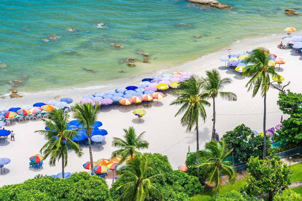 Phuket Strand mit türkisfarbenem Wasser und langem Sandstrand