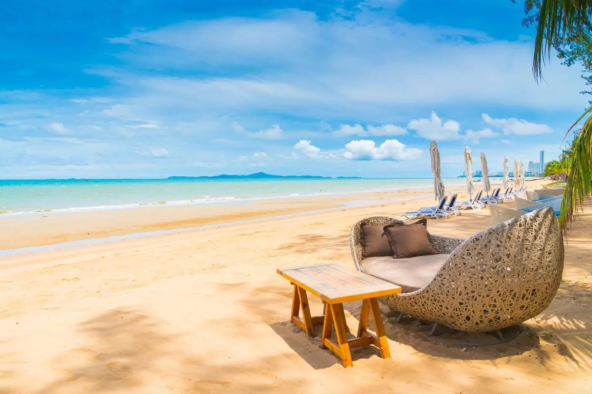 Moderne Wohnanlage in Thailand mit Pool und tropischer Vegetation